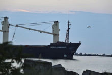 Loď Brave Commander naložená obilím plaviaca sa pod vlajkou Libérie vyplávala z ukrajinského čiernomorského prístavu Pivdennyj pri Odese a smeruje k pobrežiu Džubuti. FOTO: TASR/AP