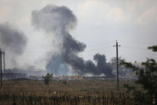 &lt;p&gt;Dym stúpa po výbuchu dočasného muničného skladu ruskej armády na Krymskom polostrove. FOTO: TASR/AP&lt;/p&gt;