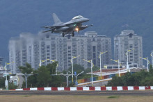 F-16V pristáva na leteckej základni v Hualien na Taiwane 17. augusta 2022. FOTO: REUTERS