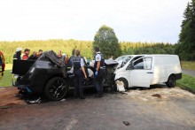 &lt;p&gt;Nehoda elektrického BMW iX si vyžiadala jednu obeť a niekoľko ďalších zranených.&lt;/p&gt;