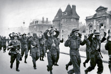 Nemeckí vojaci eskortujú zajatých Kanaďanov po neúspešnom spojeneckom útoku na francúzske pobrežné mesto Dieppe 19. augusta 1942.