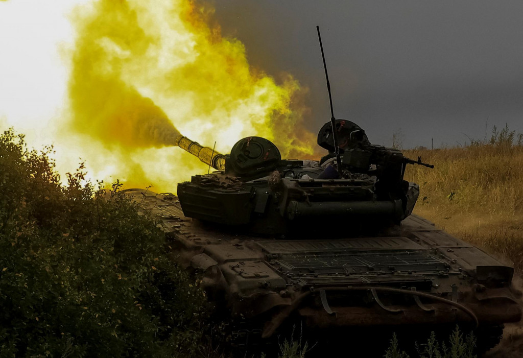 Ukrajinskí vojaci strieľajú na ruské jednotky s tankom na pozície v Doneckej oblasti, Ukrajina 12. augusta 2022. FOTO: REUTERS