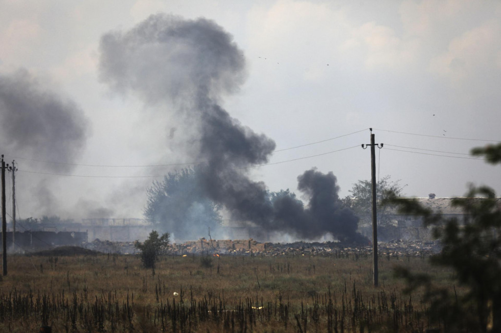Dym stúpa po výbuchu dočasného muničného skladu ruskej armády na Krymskom polostrove. FOTO: TASR/AP