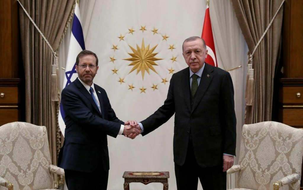 Turecký prezident Tayyip Erdogan si podáva ruku so svojím izraelským náprotivkom Isaacom Herzogom počas stretnutia v Ankare, 9. marca 2022. FOTO: REUTERS