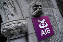 &lt;p&gt;Nápisy a logo na pobočke Allied Irish Bank. FOTO: Reuters&lt;/p&gt;