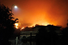 &lt;p&gt;Z lesného požiaru pri Villanova d‘Albenga stúpa dym a plamene. FOTO: Reuters/Twitter @lionelfatton&lt;/p&gt;