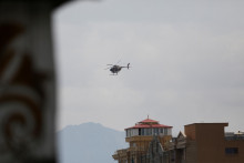 &lt;p&gt;Nad Kábulom letí vojenský vrtuľník Talibanu. FOTO: Reuters&lt;/p&gt;