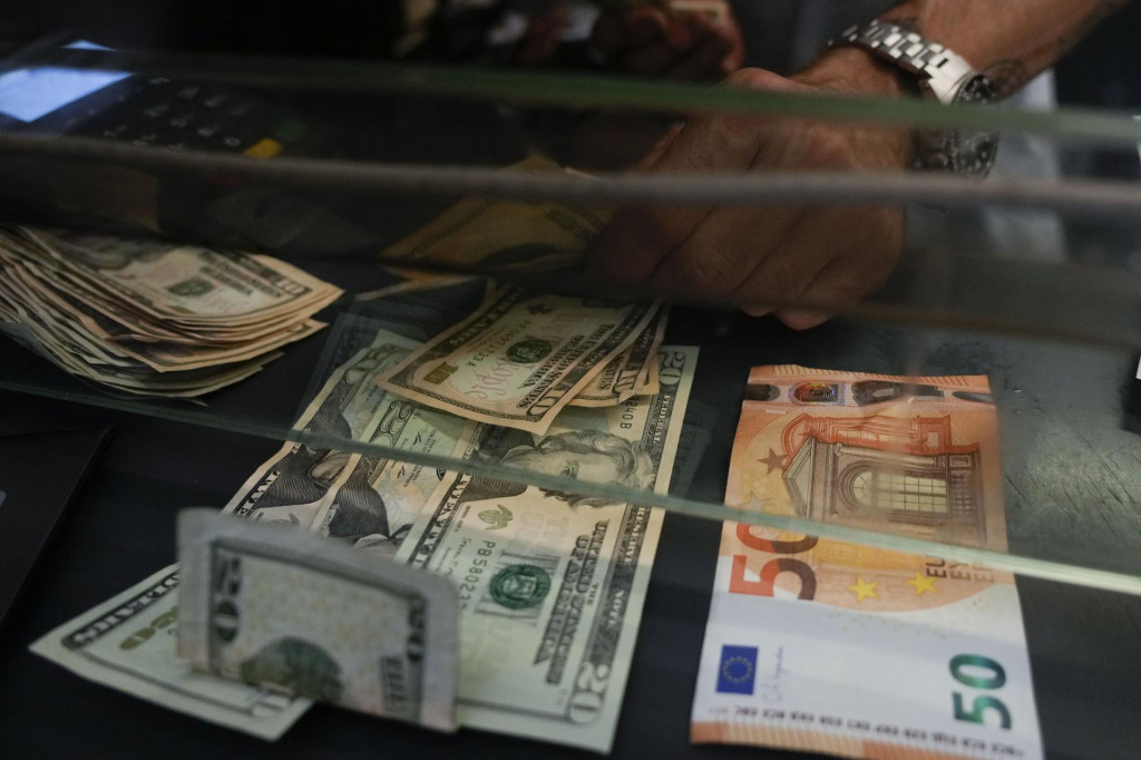 Doláre a eurá. FOTO: TASR/AP
