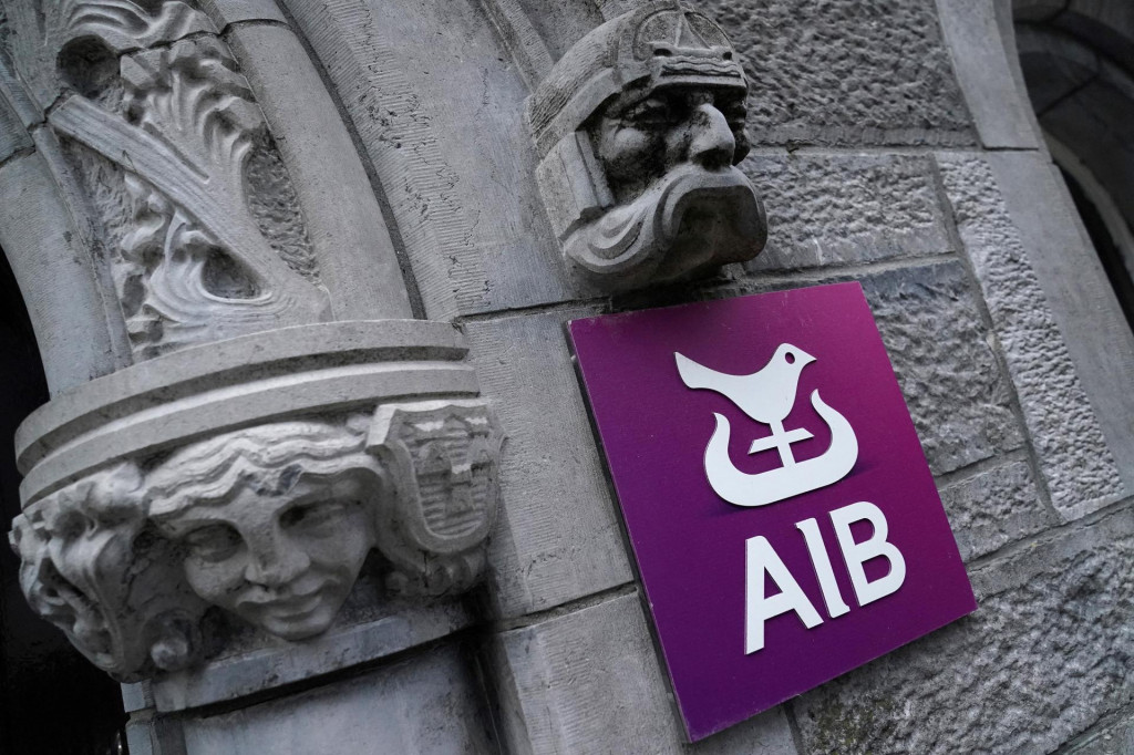 Nápisy a logo na pobočke Allied Irish Bank. FOTO: Reuters