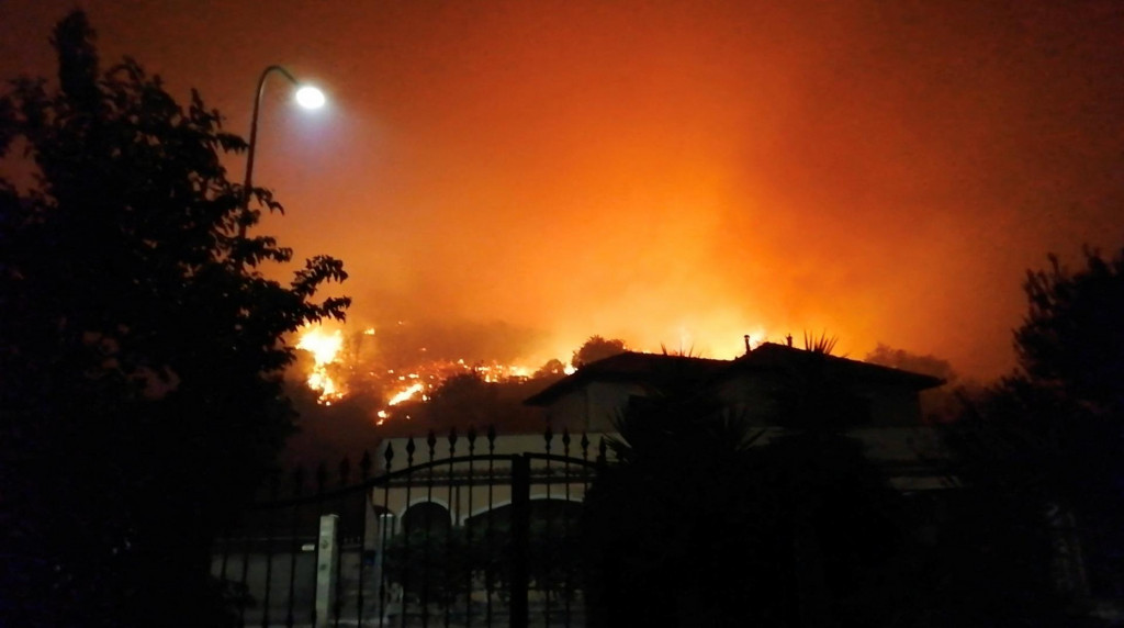 Z lesného požiaru pri Villanova d‘Albenga stúpa dym a plamene. FOTO: Reuters/Twitter @lionelfatton