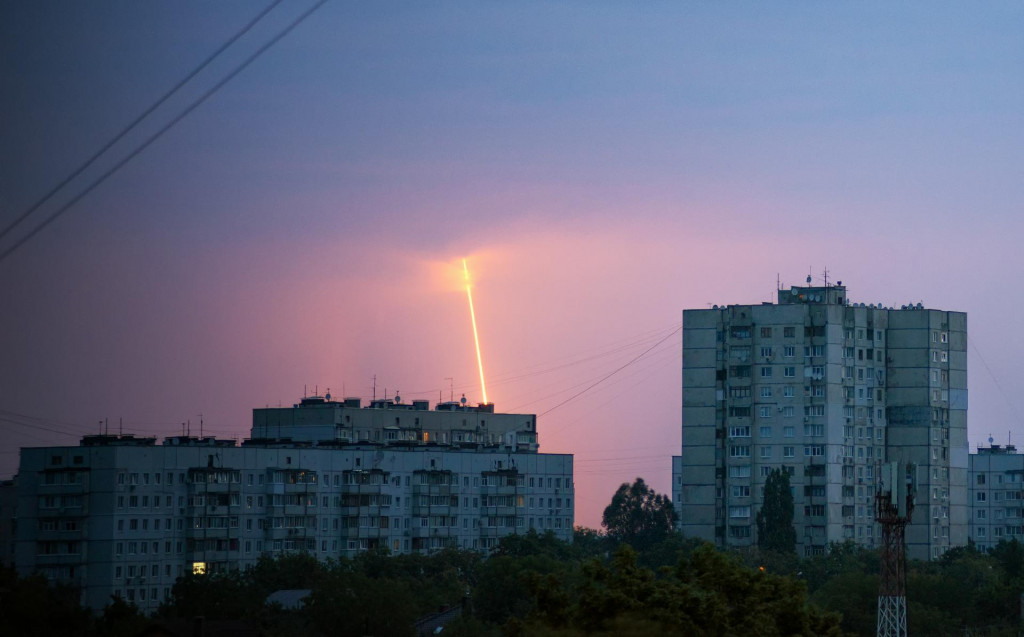 Ruská raketa vypálená z ruského Belgorodu na ukrajinské mesto Charkov. FOTO: TASR/AP