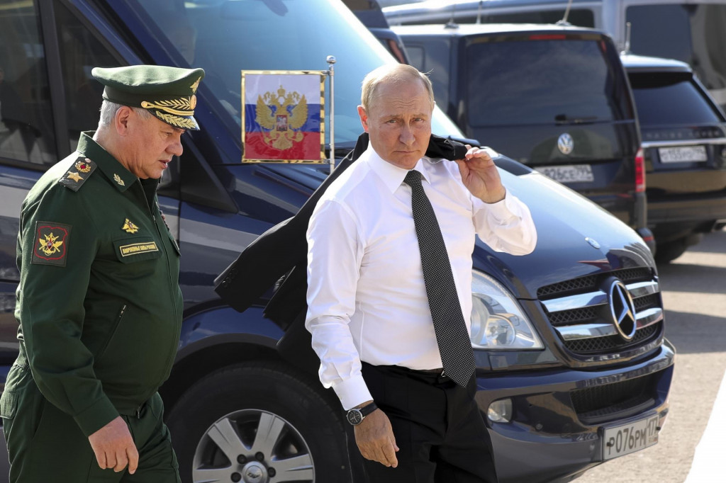 Ruský prezident Vladimir Putin (vpravo) a ruský minsiter obrany Sergej Šojgu. FOTO: TASR/AP


