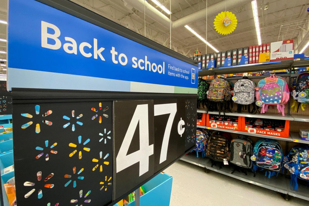 Školské potreby sú vystavené na predaj v obchode Walmart v Kalifornii. FOTO: Reuters
