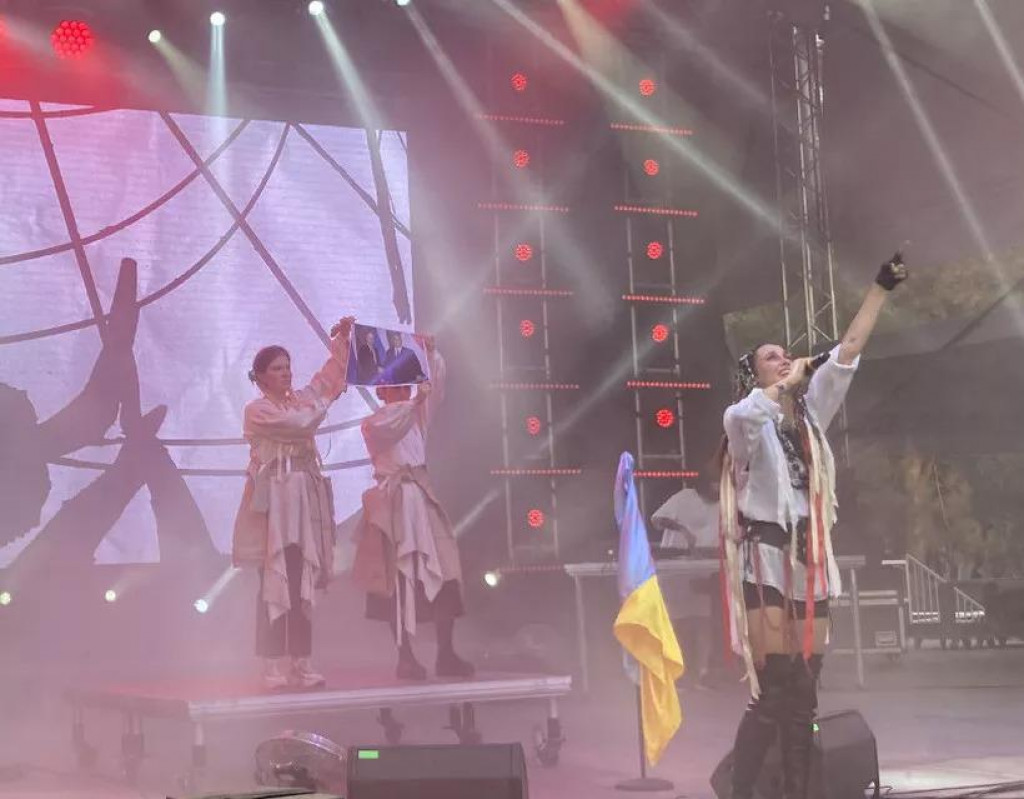 Ukrajinská raperka Alina Pash na Sziget 2022 vyjadrila nesúhlas s vojnou na Ukrajine
