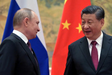 Ruský prezident Vladimir Putin sa v Pekingu stretol s čínskym prezidentom Si Ťin-pchingom. FOTO: Reuters/Sputnik