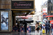 Ľudia prechádzajú okolo Cineworld na Leicester‘s Square uprostred epidémie ochorenia covid-19 v Londýne, Británia, 4. októbra 2020. FOTO: REUTERS