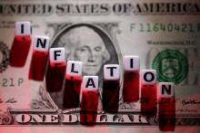 Americký dolár a nápis ”inflácia”. FOTO: Reuters
