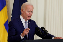 Americký prezident Joe Biden podpisuje dokumenty potvrdzujúce vstup Fínska a Švédska do NATO. FOTO: Reuters