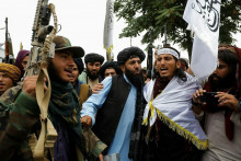 &lt;p&gt;Bojovníci Talibanu oslavujú prvé výročie prevzatia moci nad Afganistanom. FOTO: Reuters&lt;/p&gt;