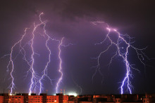 Búrka nad Bratislavou. Ilustračné FOTO HN