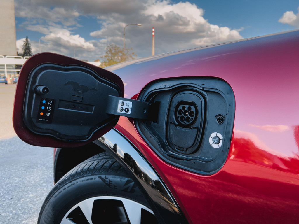 Či už m&aacute;te elektromobil alebo plug-in hybrid, existuje zop&aacute;r užitočn&yacute;ch aplik&aacute;ci&iacute;, ktor&eacute; by nemali ch&yacute;bať vo va&scaron;om smartf&oacute;ne. FOTO: HN/Radoslav Petr&iacute;k