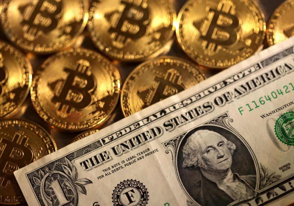Symbol kryptomeny Bitcoin a americký dolár. FOTO: Reuters