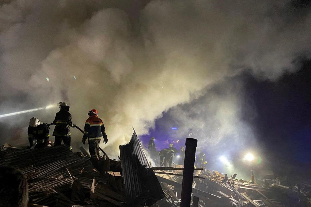 Záchranári zasahujú na mieste zničeného obytného domu, ktorý schrátrali ruské rakety. Charkov, Ukrajina, 17. augusta 2022. FOTO: REUTERS