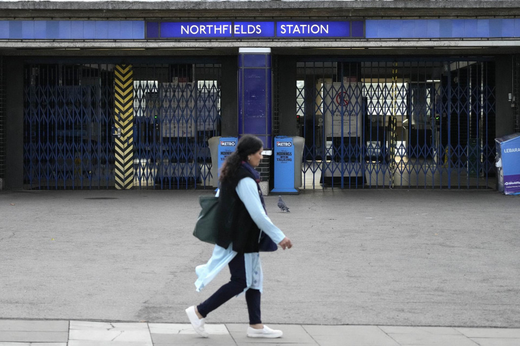 Na snímke uzavretý vchod do stanice londýnskeho metra Northfields počas štrajku Odborového zväzu železníc, námorníctva a dopravy v Londýne v piatok 19. augusta 2022. FOTO: TASR/AP