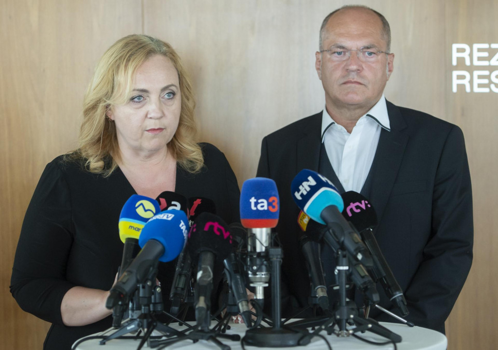 Poslankyňa Za ľud&iacute; Viera La&scaron;č&aacute;kov&aacute; a vpravo &scaron;t&aacute;tny tajomn&iacute;k Ministerstva invest&iacute;ci&iacute;, region&aacute;lneho rozvoja a informatiz&aacute;cie Du&scaron;an Velič. FOTO: TASR/Martin Baumann