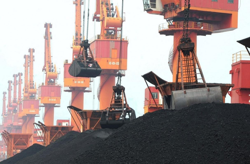 Prekládka uhlia v čínskom prístave Lien-jün-kang. SNÍMKA: Reuters