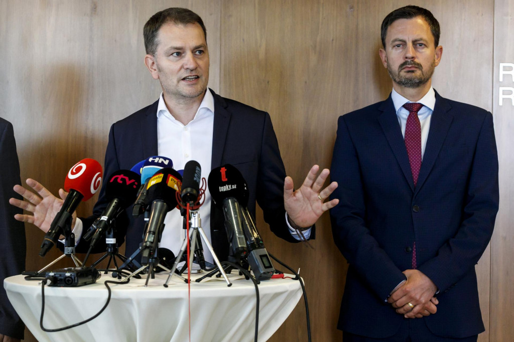 Hoci premiér Heger (vpravo) vyzýval k profesionálnym partnerským vzťahom, na tlačovej konferencii po vyjednávaniach o obnove štvorkoalície sa opäť prala špinavá bielizeň. FOTO: TASR/Dano Veselský
