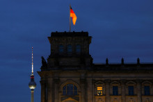Nočný pohľad na Bundestag so zníženým osvetlením, ktorého cieľom je prispieť k úspore energie v dôsledku ruskej invázie na Ukrajinu. Berlín, Nemecko, 31. júla 2022. FOTO: REUTERS