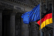 Vlajky EÚ a Nemecka pred budovou Bundestagu v Berlíne, Nemecku, 5. apríla 2022. FOTO: REUTERS
