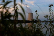 Pohľad na jednu z posledných aktívnych jadrových elektrární v Nemecku. Isar 2 pri rieke Isar v Eschenbachu pri Landshute, 17. augusta 2022. FOTO:  REUTERS