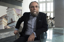 Na archívnej snímke z 11. augusta 2016 prokremeľský filozof a ideológ Alexander Dugin v Moskve. FOTO: TASR/AP