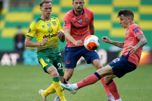 Jedným z mála Slovákov, ktorý okúsil atmosféru Premier League, bol aj záložník Ondrej Duda (vľavo) v drese Norwichu. FOTO: Profimedia.sk