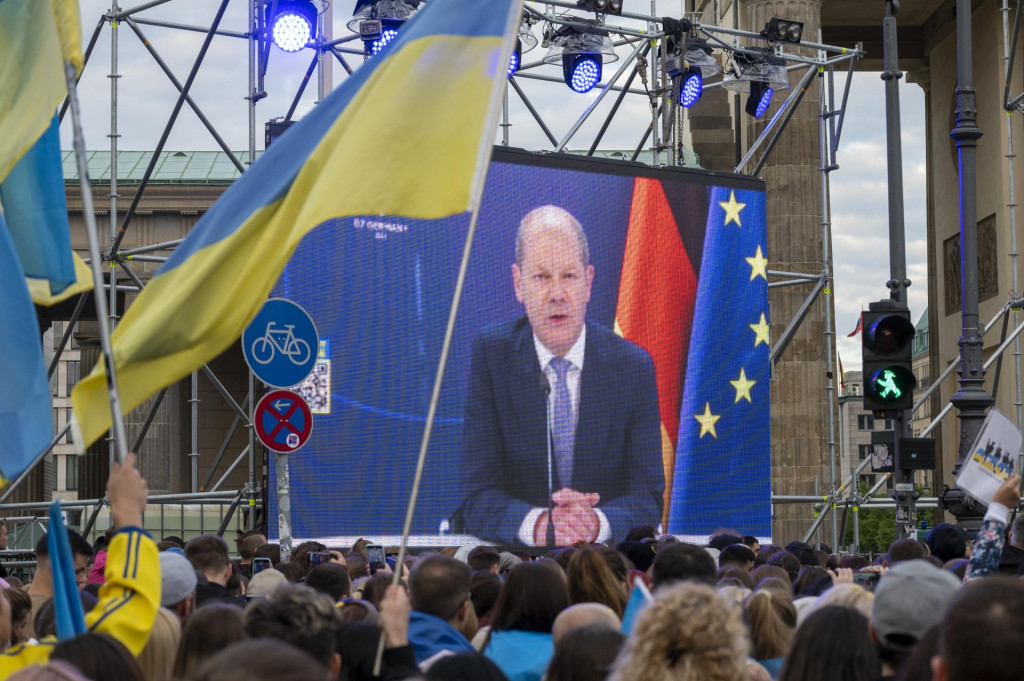 Nemeck&yacute; kancel&aacute;r Olaf Scholz vo videoprejave počas dobročinn&eacute;ho hudobn&eacute;ho podujatia na podporu Ukrajiny &rdquo;Save Ukraine - #StopWar&rdquo; v Berl&iacute;ne v nedeľu 29. m&aacute;ja 2022. FOTO: TASR/DPA