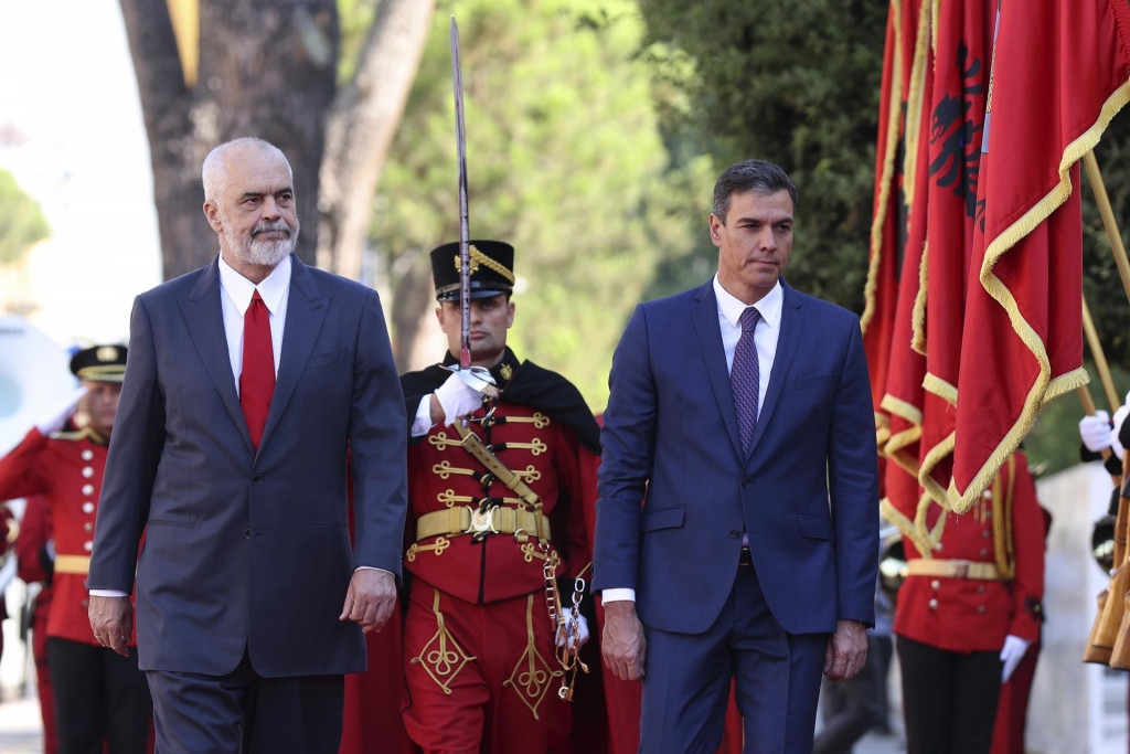 &Scaron;panielsky premi&eacute;r Pedro S&aacute;nchez a alb&aacute;nsky premi&eacute;r Edi Rama počas uv&iacute;tacieho ceremoni&aacute;lu 1. augusta 2022 v Tirane. FOTO: TASR/AP
