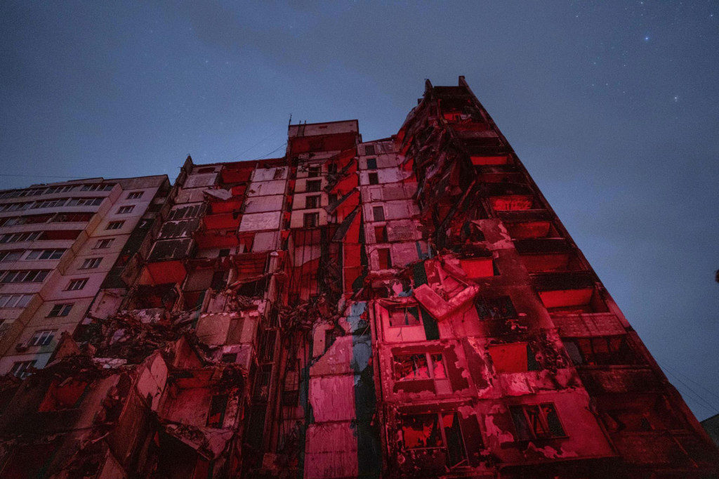 Na snímke zničený bytový dom po ruskom útoku v štvrti Saltivka v Charkove 1. augusta 2022. FOTO: TASR/AP