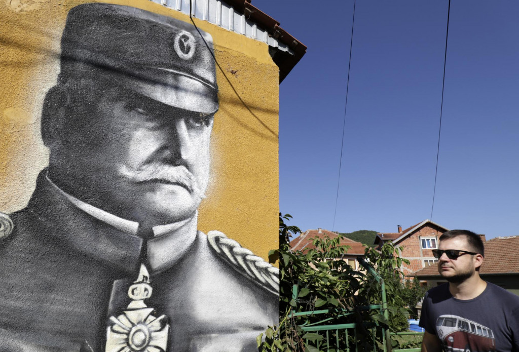 Muž kráča okolo nástennej maľby zobrazujúcej Radomira Putnika, srbského ministra vojny a poľného maršala v oboch balkánskych vojnách (1912-1913) v meste Zvečan na severe Kosova v utorok 16. augusta 2022. FOTO: TASR/AP