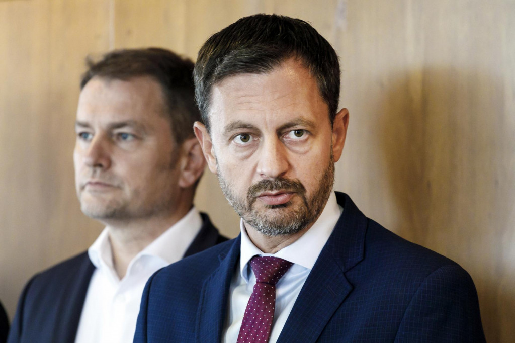 Na snímke zľava podpredseda vlády SR a minister financií Igor Matovič (OĽaNO) a predseda vlády Eduard Heger (OĽaNO). FOTO: TASR/Dano Veselský