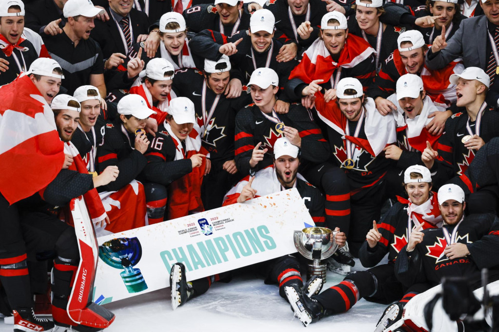 Kanadskí hokejisti triumfovali na MS hráčov do 20 rokov, keď vo finále zdolali Fínsko 3:2 po predĺžení v kanadskom Edmontone 20. augusta 2022. FOTO: TASR/AP