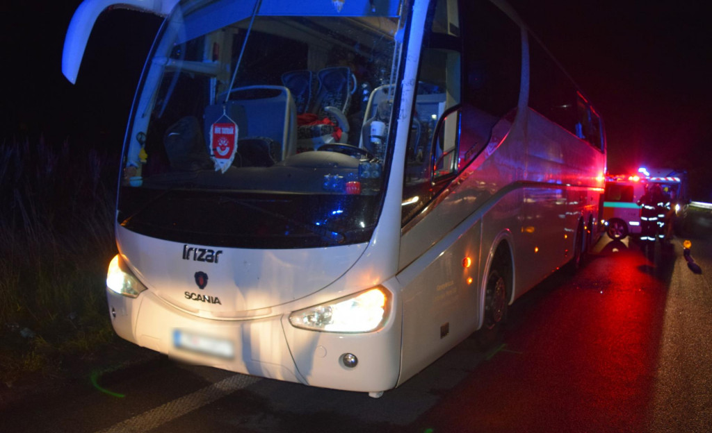 Zrážka autobusu a nákladného auta v sobotu (20. 8.) v noci v ružomberskej mestskej časti Černová si vyžiadala troch zranených, ktorí cestovali v autobuse. Policajti uložili vodičovi nákladného auta pokutu. FOTO: TASR