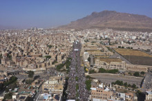 Jemenskí povstalci pochodujú pri príležitosti siedmeho výročia intervencie koalície vedenej Saudskou Arábiou v jemenskej vojne v metropole Jemenu Saná. FOTO: TASR/AP