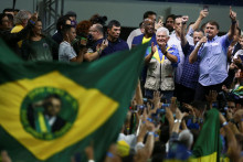 Brazílsky prezident Jair Bolsonaro hovorí na zhromaždení počas svojej kampane. FOTO: Reuters