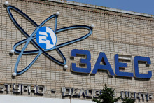 Logo Záporožskej jadrovej elektrárne na stene kultúrneho domu v Ruskom kontrolovanom meste Enerhodar v Záporožskej oblasti, Ukrajina 22. augusta 2022. FOTO: REUTERS