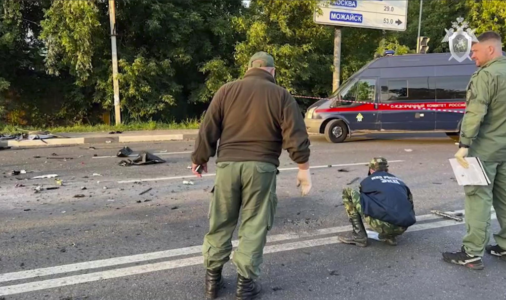 Vyšetrovatelia na mieste výbuchu auta novinárky a politologičky Darii Duginovej v Moskve. FOTO: TASR/AP