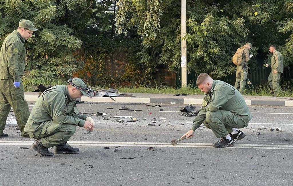 Vyšetrovatelia na mieste výbuchu auta novinárky a politologičky Darii Duginovej 21. augusta 2022 v Moskve. FOTO: TASR/AP