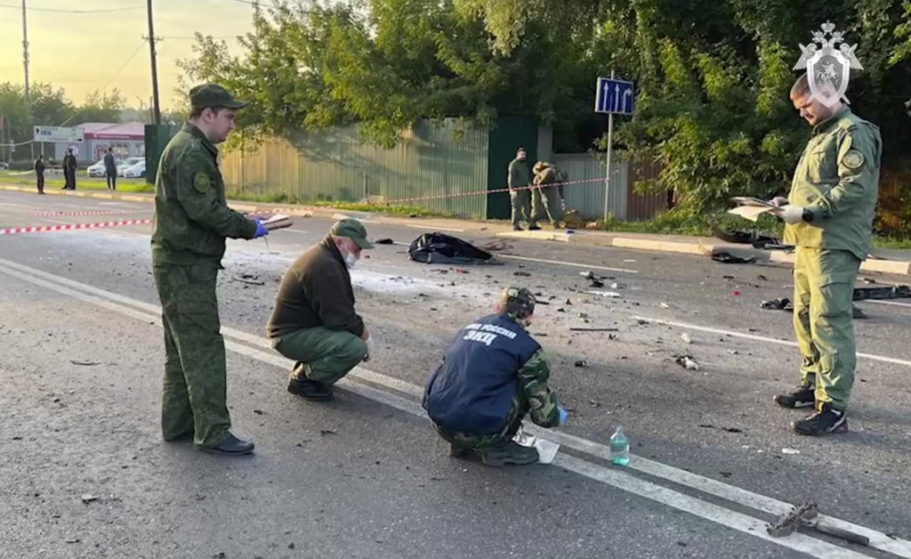 Vyšetrovatelia na mieste výbuchu auta novinárky a politologičky Darii Duginovej 21. augusta 2022 v Moskve. FOTO: TASR/AP