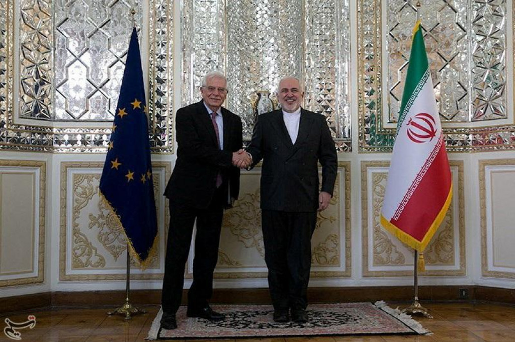 

Iránsky minister zahraničných vecí Džavád Zaríf si podáva ruku s podpredsedom Európskej komisie Josepom Borrellom. FOTO: Reuters